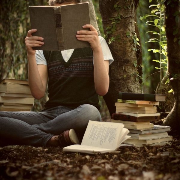 Человек с книгой в руках