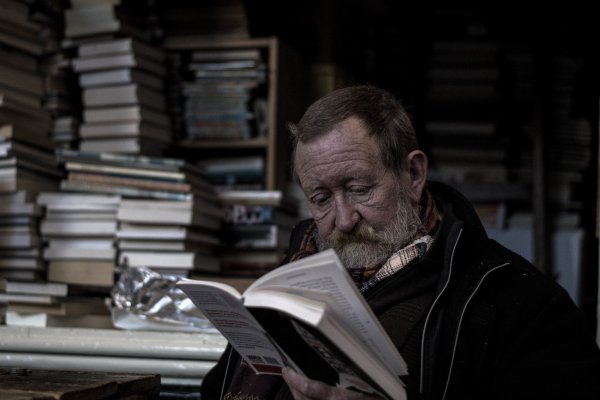 Человек читает книгу