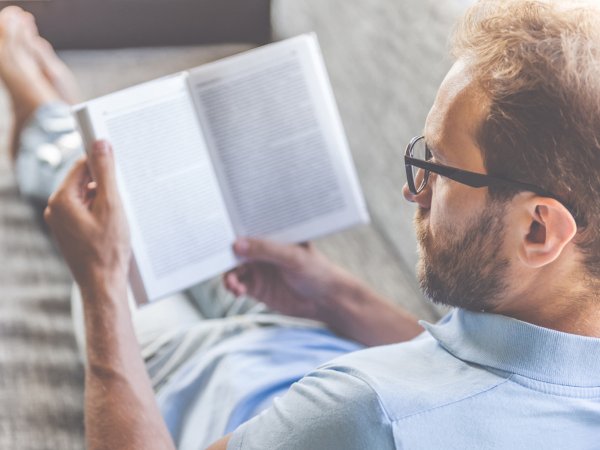 Мужчина с книгой
