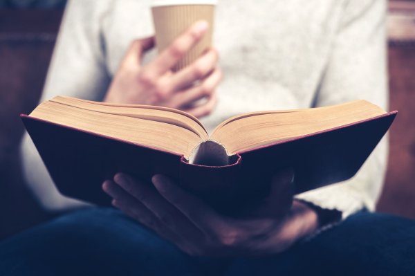 Мужчина с книгой в руках