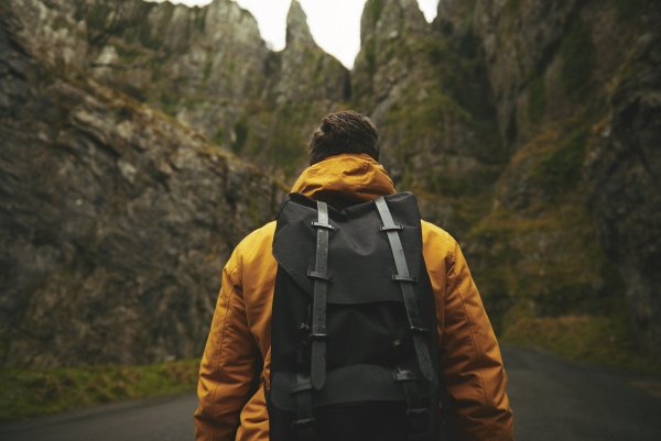 Мужчина с рюкзаком в горах