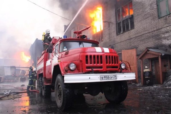 Пожарная машина тушит пожар