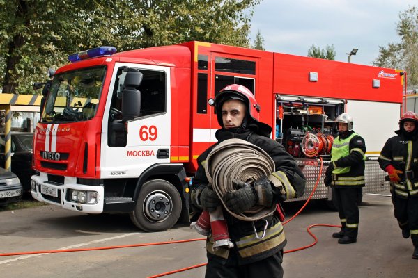 Пожарная машина и пожарник