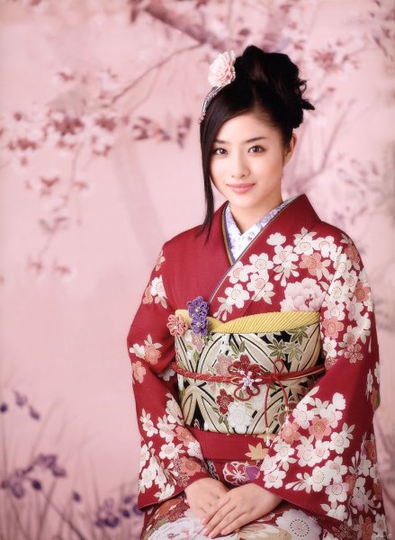 Сатоми Исихара в кимоно