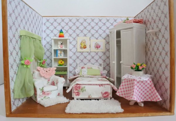 Спальня в кукольном домике