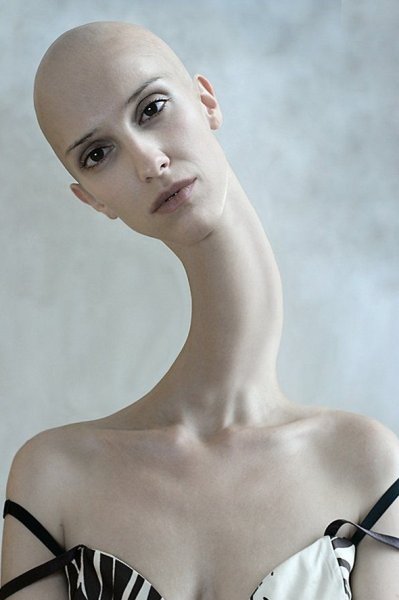 Лысая страшная женщина