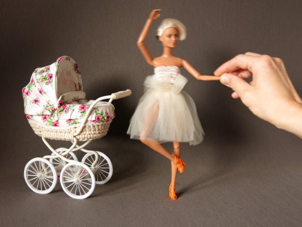 Миниатюрные кукольные коляски