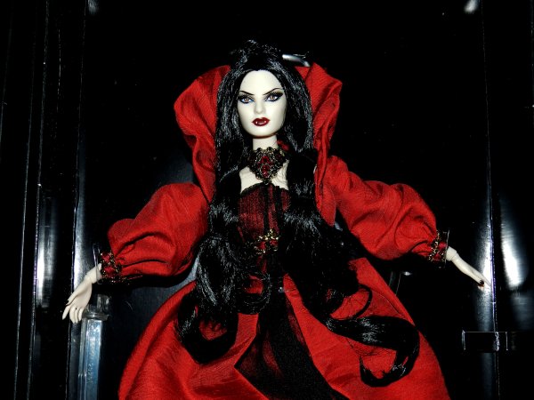 Барби прекрасный вампир (Barbie Haunted Beauty Vampire) 2013 год