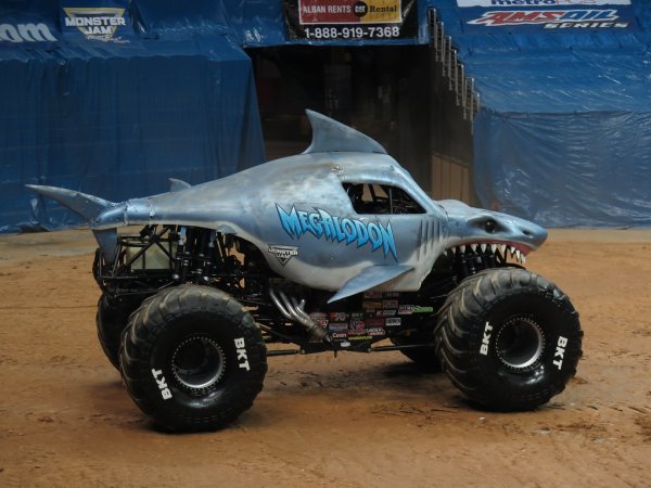 Монстр трак Megalodon