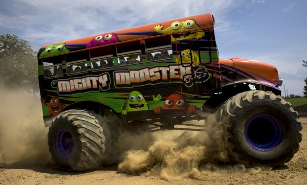 Monster Jam автобус
