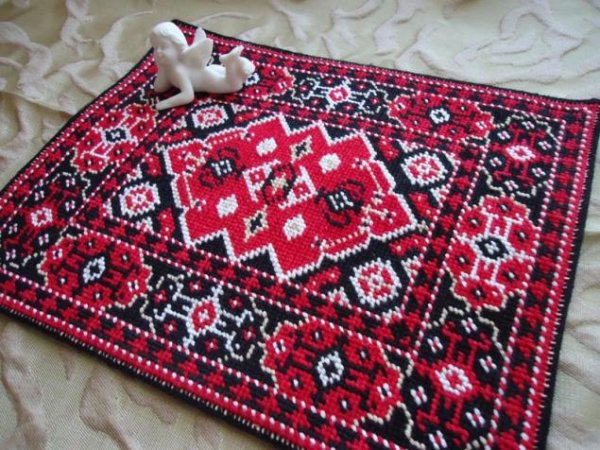 Вышитый коврик