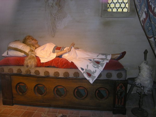 Спящая красавица в Хрустальном гробу