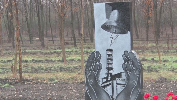 Памятник чернобыльцам в колокол Чернобыля