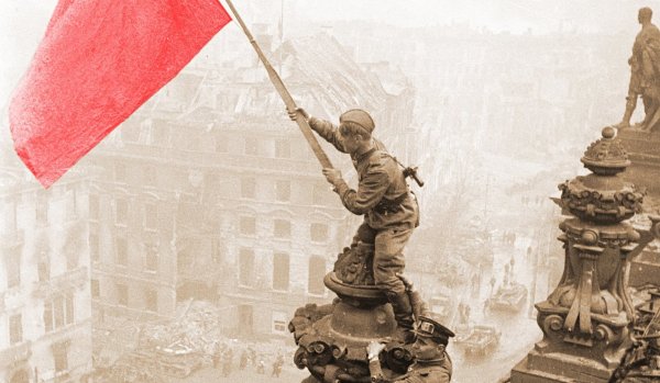 Флаг в Берлине 1945