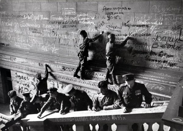 Росписи солдат Рейхстаг 1945