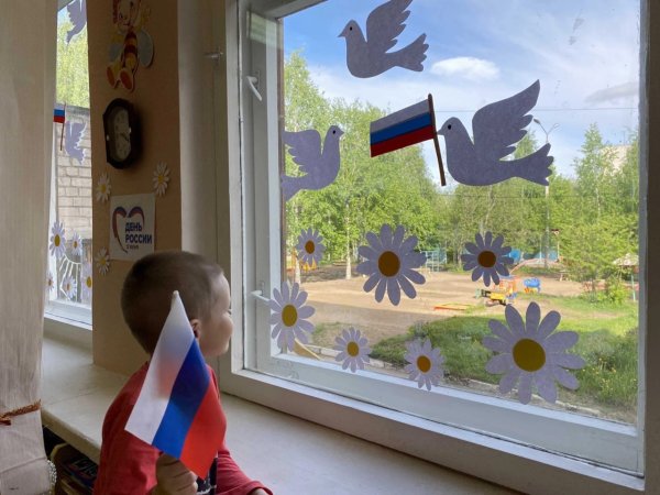 Украсить окно ко Дню России в д/с